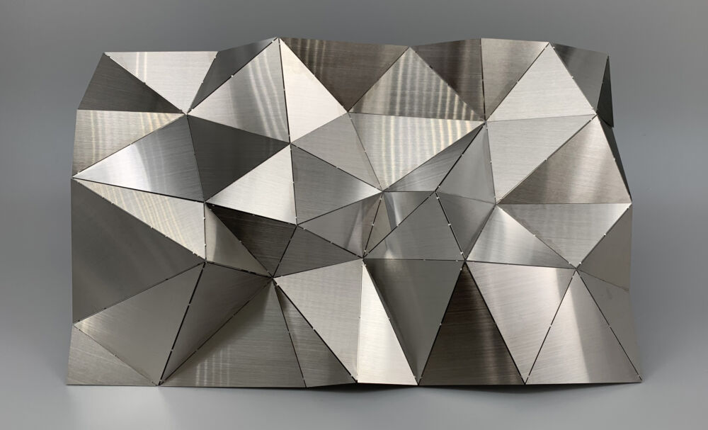 ステンレスやアルミなどの金属素材にて立体形状を作る加工技術