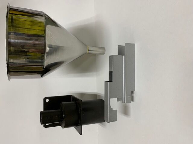 左：パイプ加工　黒メッキ　右：SUS絞り　バフ研磨　