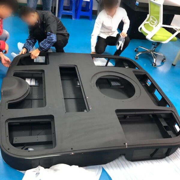 弊社最大の大きさの成形です。(株)デンソー 自動運転装置