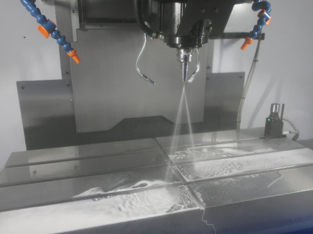 スピンドルスルークーラント使用時の様子
