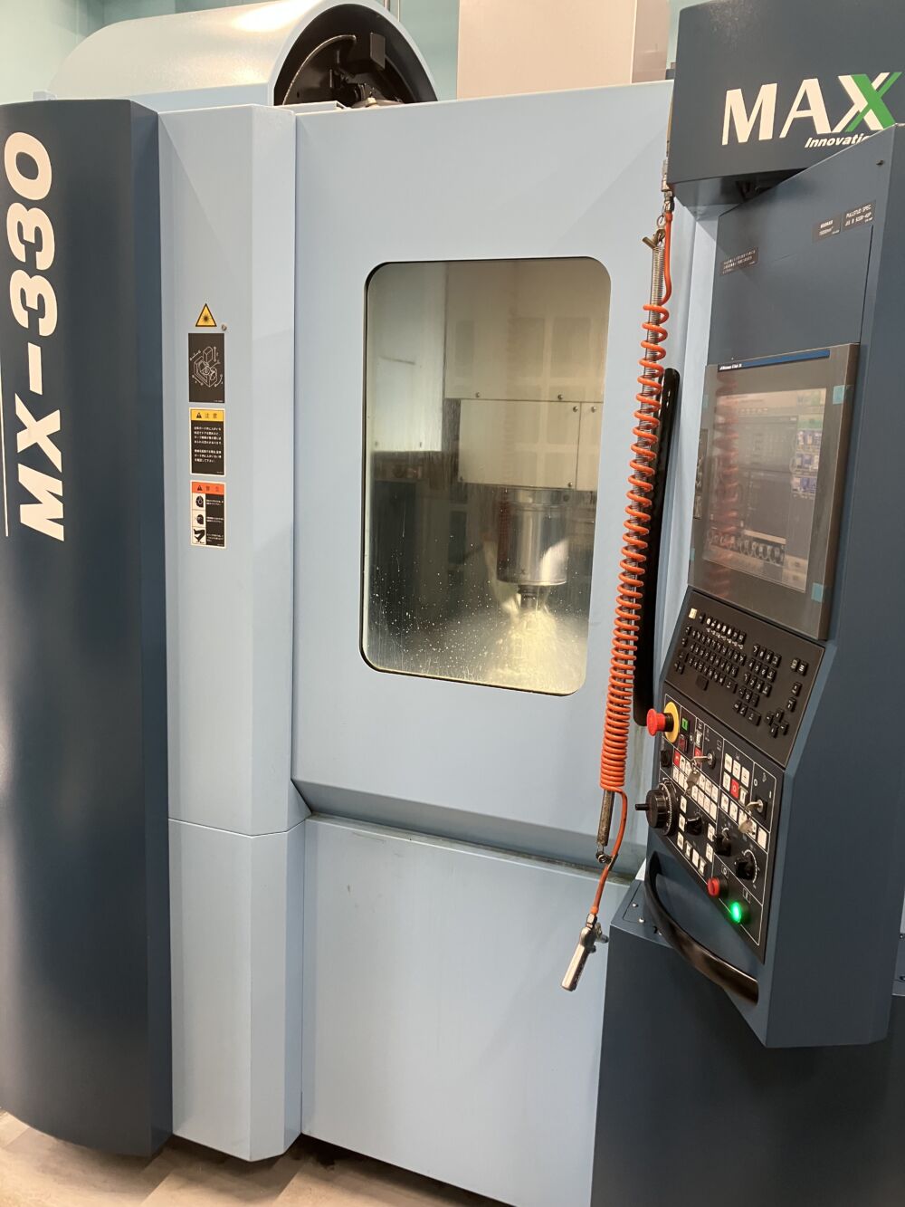 ５軸マシニングセンターで高精度な加工を実現します