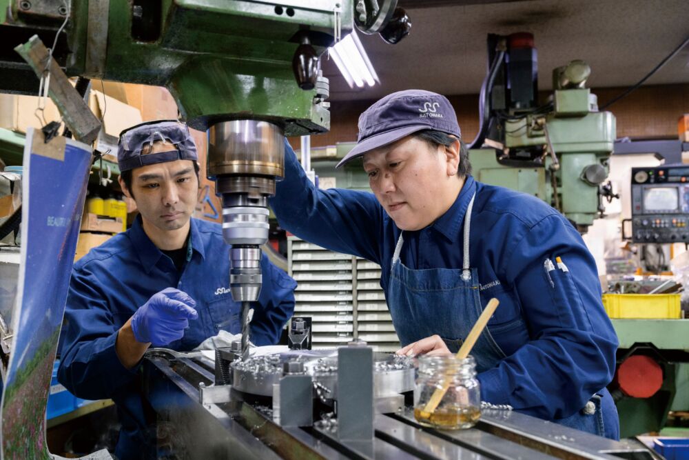 小ロットの製品は手作業で加工しております。